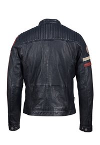 Zwarte leren motorjack met gewatteerde schouderdetails, geribbelde textuur, rode en witte strepen op de mouwen, met drukknopen.