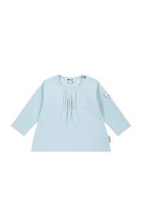 Himmelblaues Babyhemd mit langen Ärmeln, mit Falten auf der Vorderseite, Druckknopf an der Schulter und kleinem Teddybär-Aufnäher am linken Ärmel.