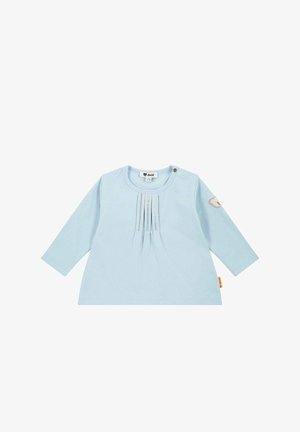 Světle modré dětské tričko s dlouhým rukávem, s nařasením v přední části, patentním knoflíkem na rameni a malou nášivkou medvídka na levém rukávu.