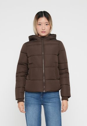Brun polstret jakke med hette, med lange ermer, horisontalt quiltet mønster, frontglidelås og to lommer. Brukt med blå jeans.