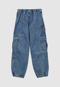 Pantaloni cargo in denim azzurro chiaro con cintura elastica, polsini affusolati e molteplici tasche laterali. La texture è liscia con una finitura denim classica.