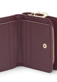 Cartera de cuero púrpura abierta que muestra ranuras para tarjetas, cierre con botón a presión y compartimento para monedas con cremallera y tirador dorado.