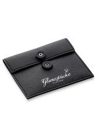 Juodas odinis piniginė su tekstūruotu paviršiumi, turinti du spaudimo mygtukus ir baltai atspausdintą logotipą "Glanzstücke München". Stačiakampio formos.