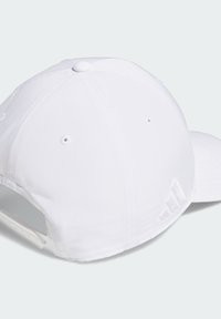 Witte honkbalpet met een gestructureerde vorm, gemaakt van gladde stof, met een tonale logo aan de zijkant en geventileerde oogjes.