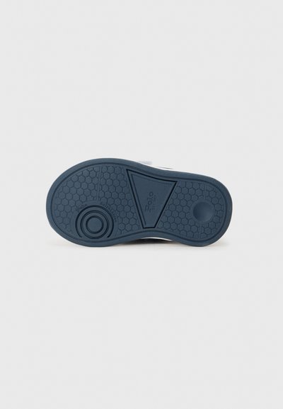 Blå gummisåle med et hexagonalt mønster, runde aksenter og et trekantet design. Logoet "Polo" er preget på sålen.