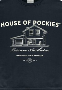 Felpa blu scuro con grafiche stampate bianche di una casa con garage e il testo "HOUSE OF POCKIES" e "Leisure Aesthetics" in basso.