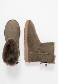 UGG MINI BAILEY BOW II - Botas de inverno - euculyptus spray