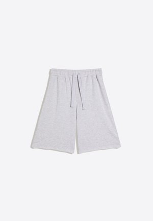 Világosszürke, térd hosszúságú kötött rövidnadrág elasztikus derékpánttal és húzózsinórral, fehér háttéren laposan elhelyezve.