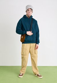 Carhartt WIP HOODED CHASE - Sweatshirt - duck blue/gold