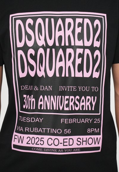 T-shirt noir avec du texte rose audacieux portant "DSQUARED2" et les détails d'un événement pour célébrer le 30e anniversaire, le tout encadré dans un rectangle.