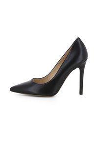 Scarpa nera in pelle con tacco alto, punta affilata e tacco slim a stiletto. Il design è liscio con una texture opaca e accenti minimi.