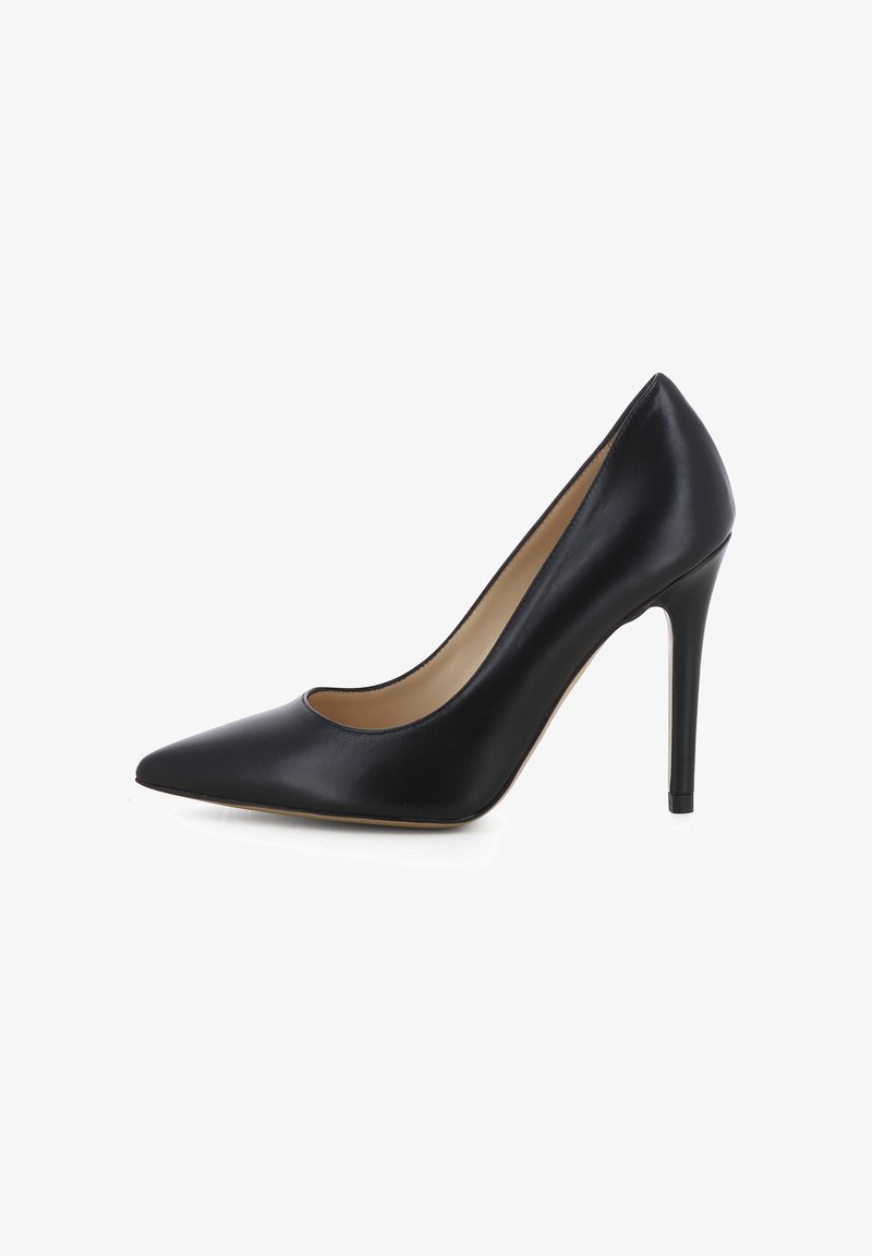 Scarpa nera in pelle con tacco alto, punta affilata e tacco slim a stiletto. Il design è liscio con una texture opaca e accenti minimi.