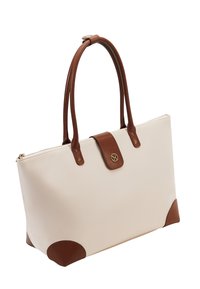 Bolso de color crema con asas de cuero marrón, detalles en las esquinas y una correa frontal con un pequeño emblema dorado.