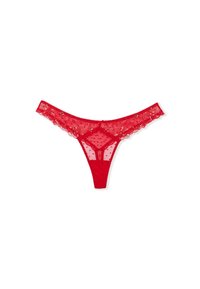Tanga de encaje rojo con paneles transparentes, textura de puntos, acentos florales y bordes festoneados, con un diseño minimalista y tirantes finos.