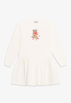 Hvid langærmet kjole med samlet skørt, med en tøjbjørn, der holder røde hjerter på brystet og en Moschino-label ved kraven.