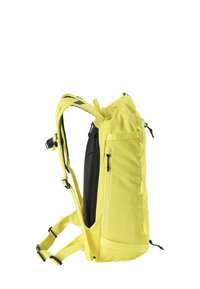 Mochila amarilla con correas ajustables, un panel lateral negro y múltiples bolsillos con cremallera. Material resistente al agua con un diseño aerodinámico.