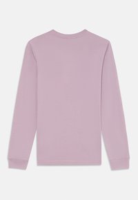 Chemise à manches longues en tissu violet clair uni et doux. Dotée d'un col rond et de poignets côtelés. Texture lisse sans motifs ni accents visibles.
