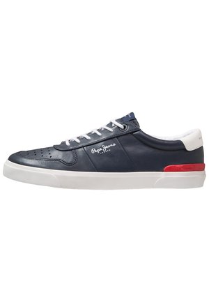 Granatowe niskie sneakersy z białymi sznurowadłami, białą podeszwą, czerwonym akcentem na pięcie i logo "Pepe Jeans London" na boku i kołnierzu.