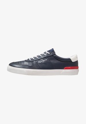 Zapatilla deportiva baja azul marino con cordones blancos, suela blanca, detalle rojo en el talón y logo "Pepe Jeans London" en el lateral y el cuello.
