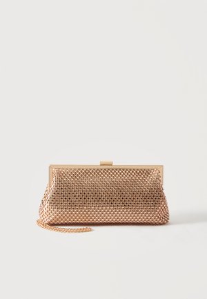 Lille rektangulær clutch i roseguld metalnet med kæderem og lås på hvid baggrund.