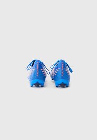 Blaue Fußballschuhe mit Obermaterial aus strukturiertem Mesh, akzentuiert durch pinkfarbene Markierungen. Verfügt über ein stromlinienförmiges Design und eine traditionelle Schnürung.