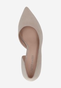 Zapato de tacón en ante beige con punta afilada y lados con corte. Textura suave, diseño minimalista y detalle de la plantilla de la marca visible.