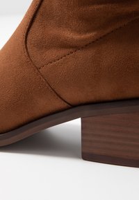 Steve Madden Overkneeskor - tan