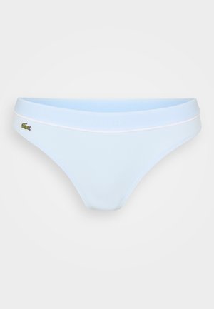 Lys blå bikini-bunn laget av elastisk stoff. Har en bred midjebånd med en hvit stripe og et lite brodert merke på siden.