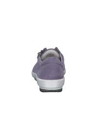 Scarpa in suede viola con tomaia morbida, suola bianca e chiusura con zip. Texture liscia e forma arrotondata. Design minimalista, senza motivi visibili.