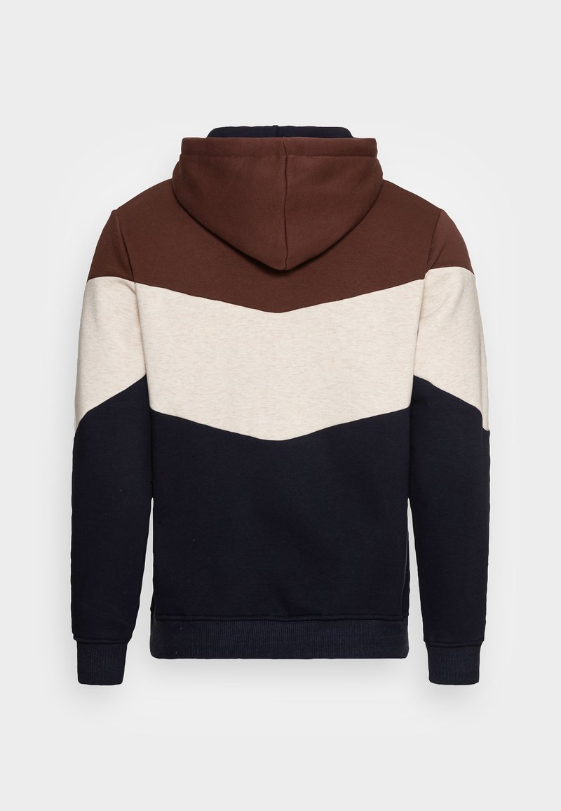 Hoodie med tre färgblock: brun, kräm och marinblå. Mjukt tyg, normal passform, ribbade manschetter och nederkant.