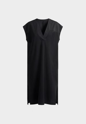 Czarna sukienka bez rękawów z dekoltem w serek i rozcięciami po bokach, o długości do kolan, przedstawiona na prostym jasnym tle.