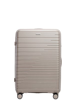 Grande valigia rigida in beige metallico, con linee orizzontali, doppie ruote e una maniglia laterale per un facile trasporto. Logo del marchio visibile.