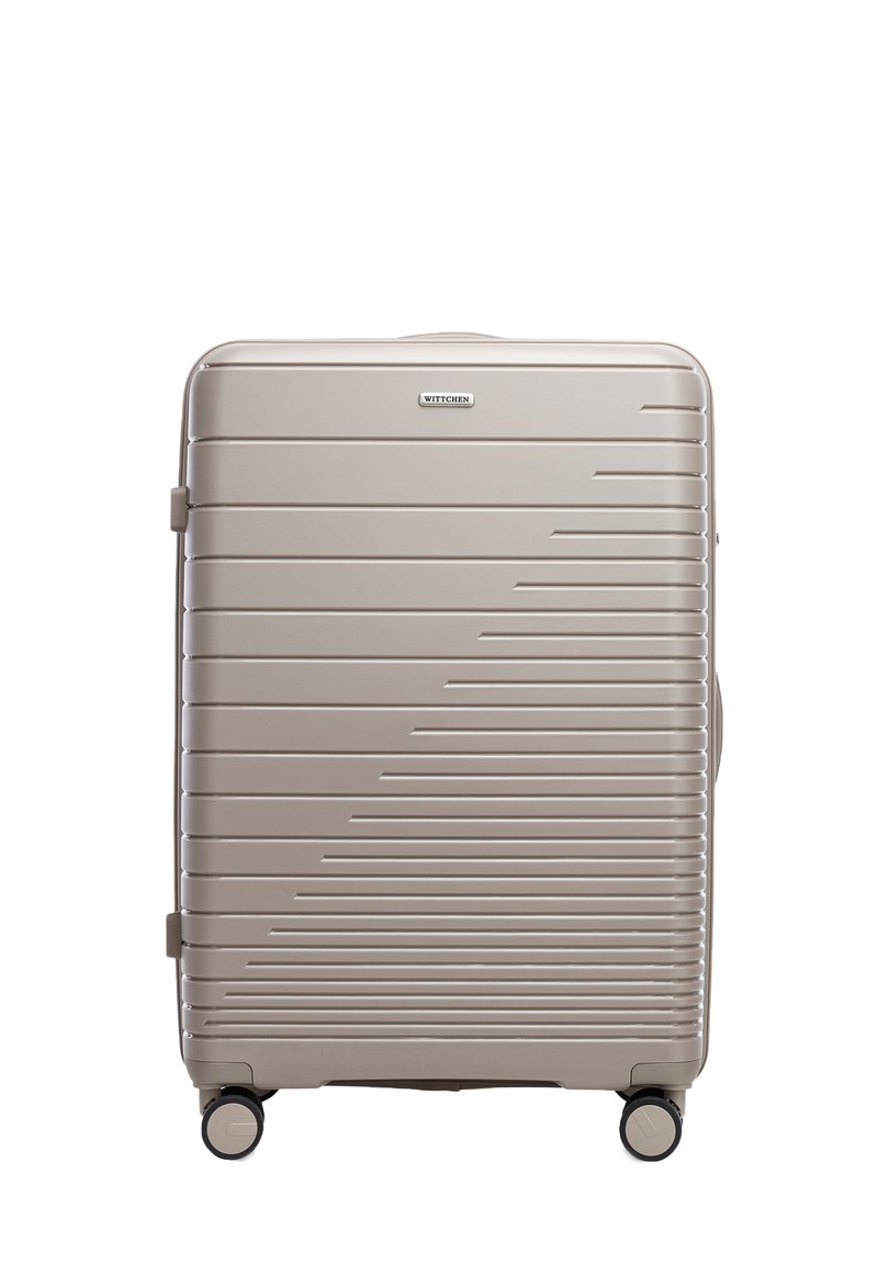 Grande valigia rigida in beige metallico, con linee orizzontali, doppie ruote e una maniglia laterale per un facile trasporto. Logo del marchio visibile.