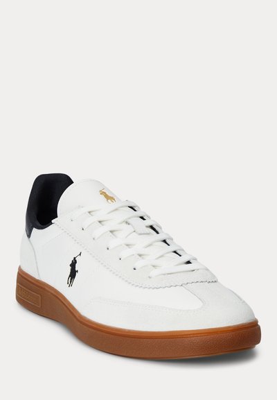 Balti odiniai sportbačiai su ruda gumine padu, juodu apykakliu ir Polo Ralph Lauren logotipu šone ir liežuvėlyje, nukreipti į dešinę ant balto fono.
