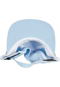 Világoskék sapka lapos karimával, textúrált anyagból és fehér belsővel. Fekete állítható pánttal rendelkezik, valamint színes varrási részletezővel az oldalon.