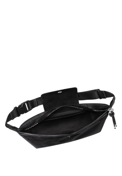 Schwarze Stoffumhängetasche mit Reißverschluss, verstellbarem Gurt und glatter Innenauskleidung. Verfügt über ein schlichtes Design und dezente Markenkennzeichnung.