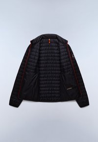 Veste matelassée noire avec bordure de fermeture éclair rouge, ouverte pour montrer une doublure intérieure lisse et deux poches intérieures, posée à plat sur un fond clair.