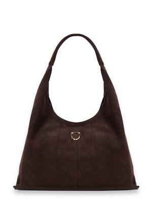 Bruine suède hobo-handtas met enkele schouderband en klein goudkleurig embleem, gecentreerd nabij de bovenkant aan de voorkant tegen een witte achtergrond.