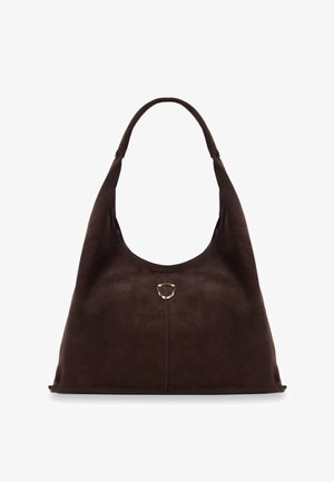 Borsa hobo in camoscio marrone con una singola tracolla e piccolo emblema dorato centrato vicino alla parte superiore frontale su sfondo bianco.