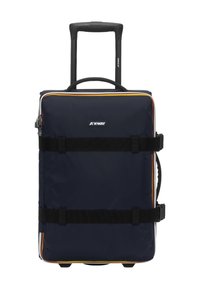 Valigia a rotelle blu navy con cinghie nere, zip argento e dettagli gialli. Forma rettangolare con manico retrattile e logo. Texture liscia.