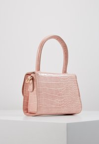 Borsa a tracolla finta pelle rosa con texture a coccodrillo, design strutturato, manico corto e dettagli in oro.