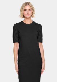 Robe en tricot noir avec des manches courtes et bouffantes et un col rond. Silhouette ajustée avec une texture lisse et une couleur unie.