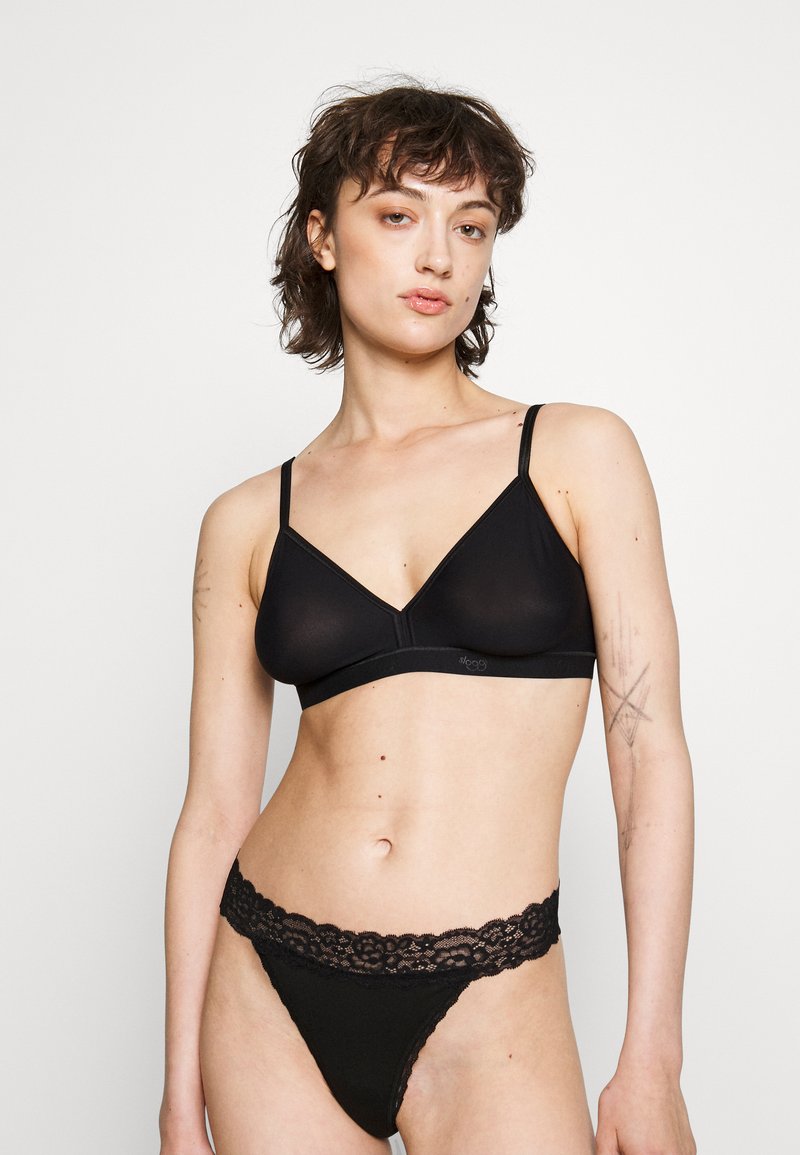 Bralette noire avec de fines bretelles réglables, présentant une forme triangulaire et une texture lisse. String noir avec des bordures en dentelle et des accents floraux.