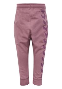 Lilla sweatpants med en blød tekstur, tapered manchetter og et diagonalt chevronmønster i en mørkere nuance, der løber ned ad siden. Elastisk talje.