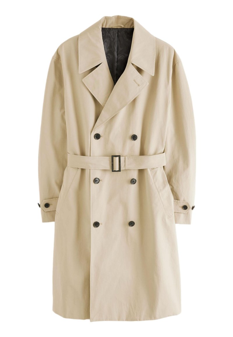 Trench coat beige con un diseño de doble botonadura, grandes solapas, un cinturón y acentos de botones. Hecho de un material suave y ligero.