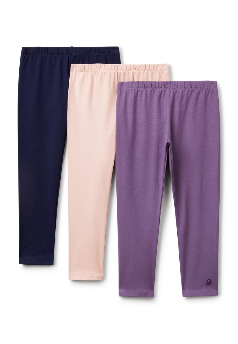Drie paar leggings in marineblauw, lichtroze en paars. Glad stof, elastische tailleband, slim fit ontwerp, met een klein logo op het paar in paars.