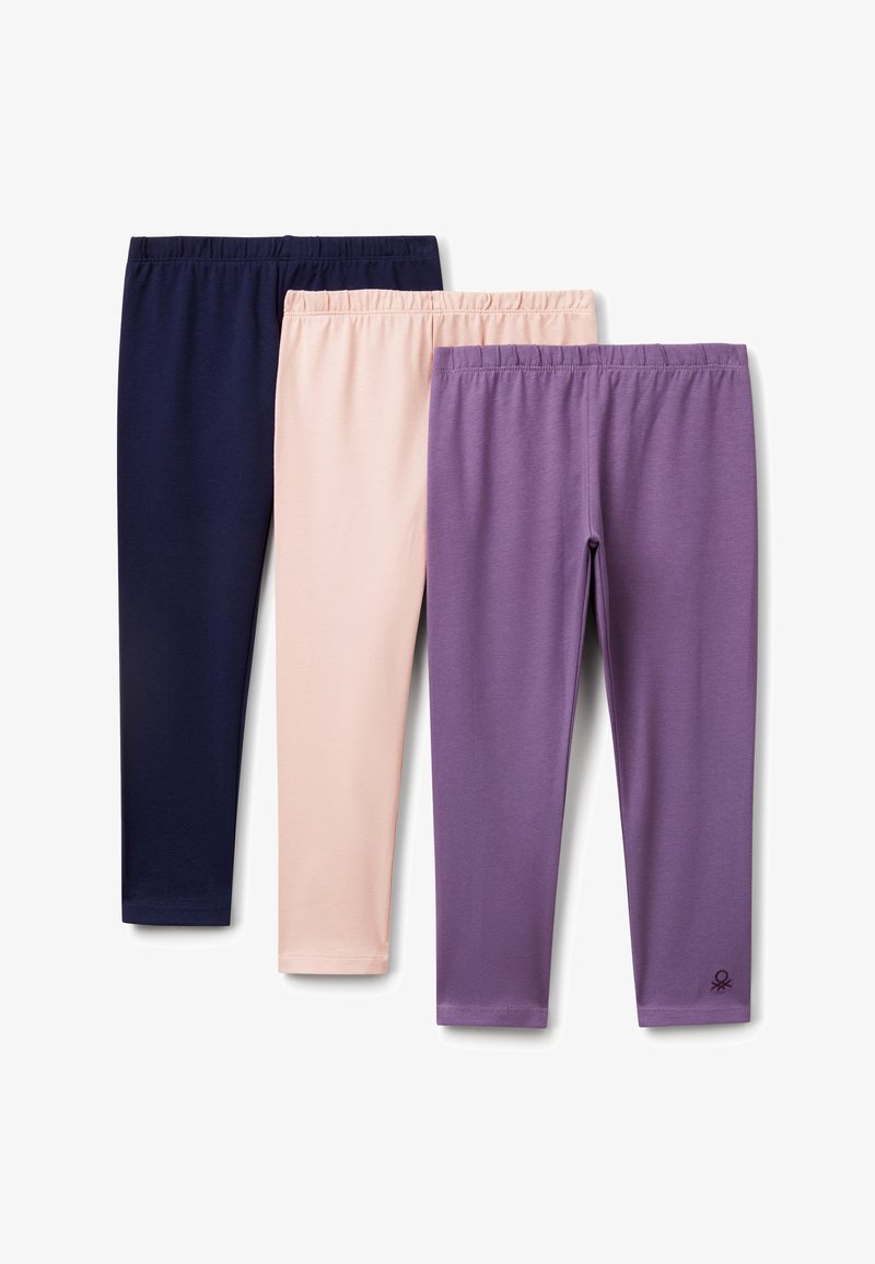 Tre paia di leggings in navy, rosa chiaro e viola. Tessuto morbido, cintura elasticizzata, design aderente, con un piccolo logo sul paio viola.
