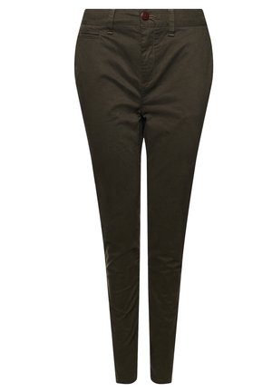 Wąskie spodnie w ciemnym odcieniu oliwkowej zieleni, z zapięciem na guzik i zamek z przodu, szlufkami na pasek oraz bocznymi kieszeniami, prezentowane na białym tle.