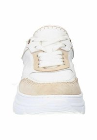 Sneaker bianco con accenti beige e superficie texture. Presenta lacci piatti, linguetta imbottita e punta arrotondata con cuciture visibili.