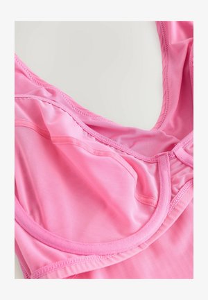 Parte superior de traje de baño rosa hecha de material elástico; presenta un escote redondo y tirantes ajustables. Textura suave con detalles de costura.